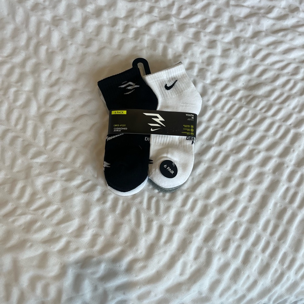 NWT - Nike Youth Black and White Ankle Socks, 6 pk